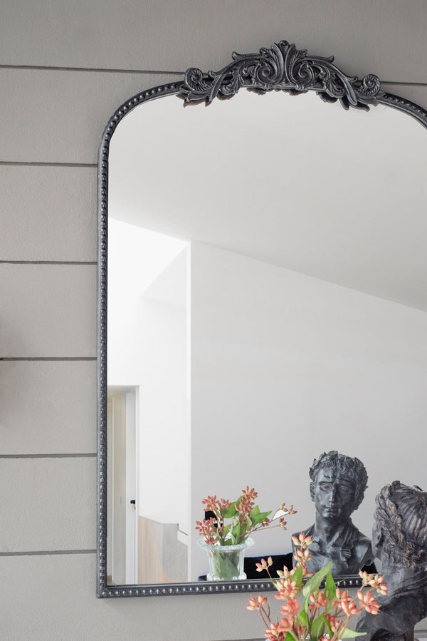 The Baroque �bonis�T Grand Wall Mirror - close-up
